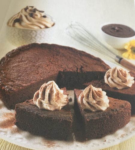 La torta tenerina con panna aromatizzata al caffè è una torta croccante in superficie e con un cuore di cioccolato fondente 