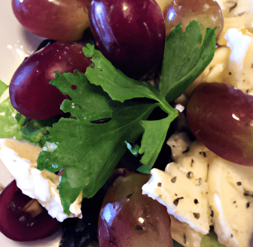 L'insalata di uva fragola e formaggio di capra è un piatto fresco, leggero e ricco di sapori contrastanti.L'insalata di uva fragola e formaggio di capra è un'opzione versatile che può essere servita come antipasto, contorno o anche come piatto principale leggero